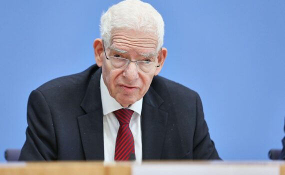 Josef Schuster bei Pressefoto, 05.10.2026, spricht gegen zu schwache Sanktionen gegen Antisemitismus.
