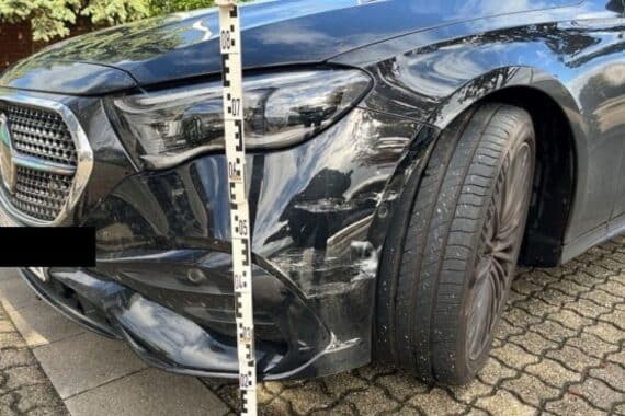 Beschädigter schwarzer Mercedes auf Parkplatz Edenkoben; Unfallflucht (Archiv), Polizei sucht Zeugen.