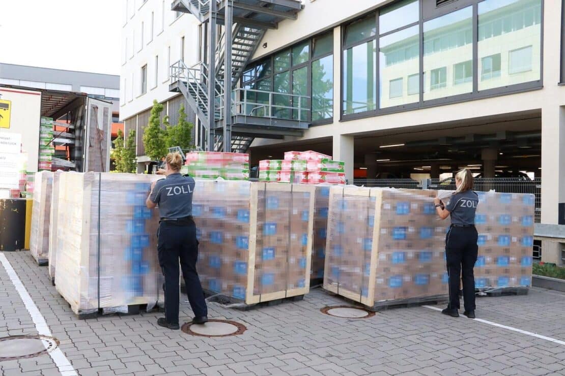 Zoll Darmstadt stoppt gefälschte Energydrinks