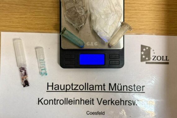 Sichergestellte Drogen in Kunststoffbeuteln und Röhrchen, darunter Kokain und Heroin.
