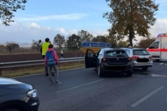 Zwei beschädigte Pkw nach einem Zusammenstoß an der B3 bei Einbeck, Polizei bei der Unfallaufnahme.