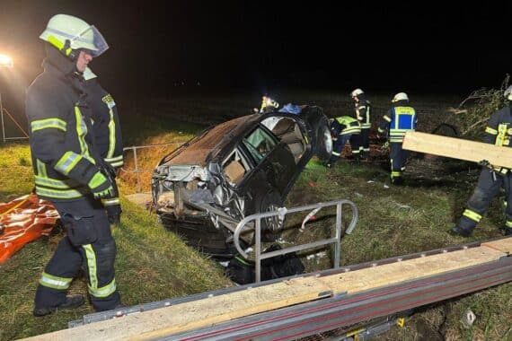 Verunfallter Pkw im Graben auf der Autobahn 1, Feuerwehr und Rettungsdienst im Einsatz.