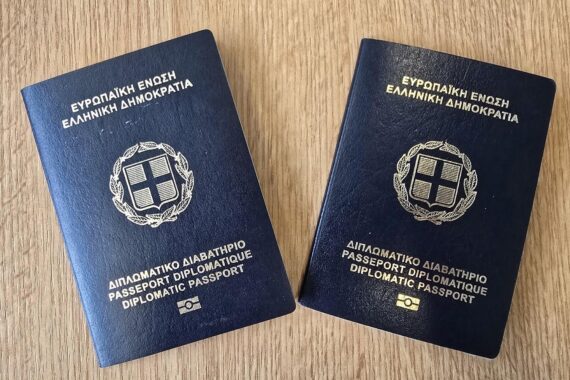 Gefälschte griechische Diplomatenpässe, die bei einer Einreisekontrolle am Flughafen München entdeckt wurden.