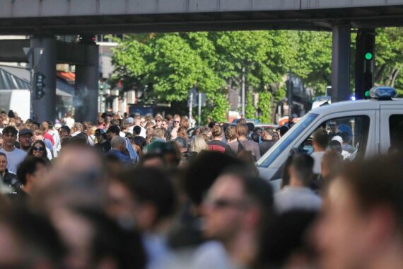 Menschenkundgebung zum 31. Oktober in Berlin, Initiative „Gen Z regelt das“ gegen Gewalt, für Deeskalation.